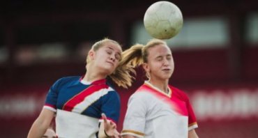 Британские ученые установили, что бить по мячу головой вредно для здоровья