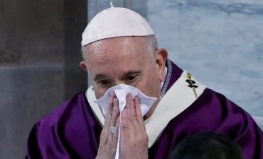 Папа Франциск заболел после того, как поддержал зараженных коронавирусом