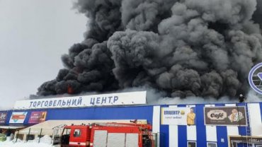 В Первомайске подожгли здание «Эпицентра». Пожар охватил всю площади ТЦ