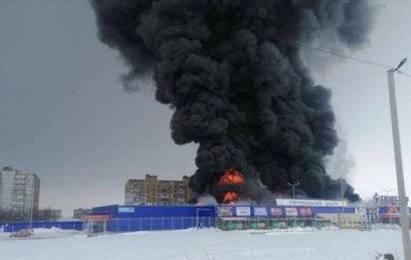 ТЦ в Первомайске подожгли, есть пострадавшие