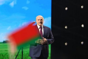 Украинцы больше доверяют Лукашенко, чем Байдену, – опроc