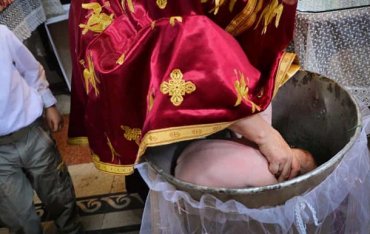 В Румынии во время обряда крещения умер младенец