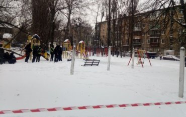 В Киеве на детской площадке прогремел взрыв: погиб мужчина