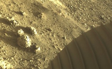 Марсоход Perseverance передал первые фото поверхности Марса
