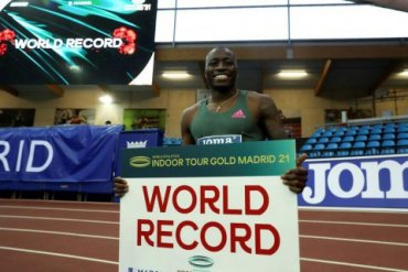 Американец побил мировой рекорд в беге на 60 м с барьерами