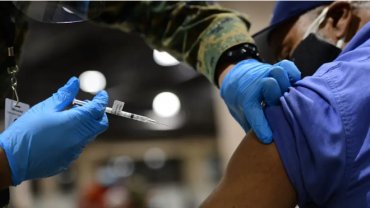 В США уволят отказавшихся вакцинироваться военных