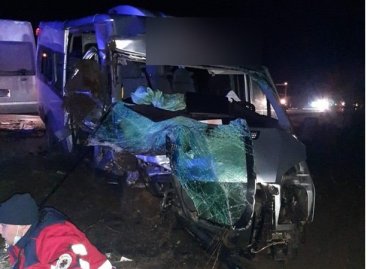 На Херсонщине легковушка влетела в автобус с пассажирами: есть погибший и пострадавшие