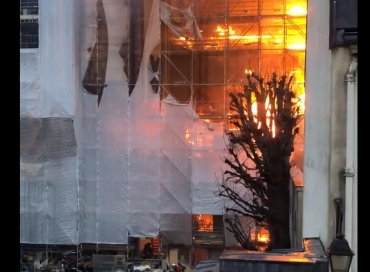 В Париже загорелся дом рядом с музеем Орсе: дымом заволокло Лувр