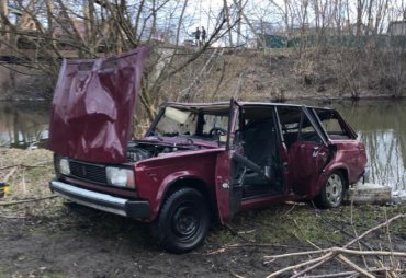 На Львовщине авто слетело с моста в реку: водитель погиб