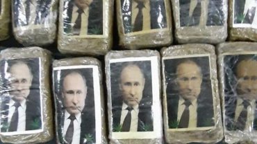 В Ливии на побережье нашли сотни упаковок гашиша с фото Путина