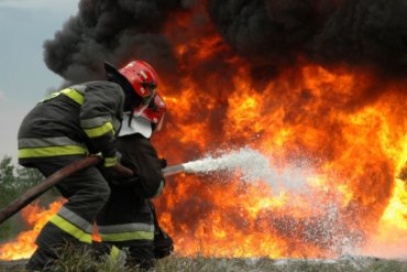 На Прикарпатье загорелся нефтеперерабатывающий завод