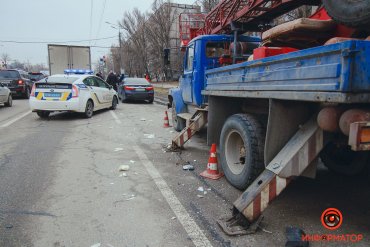 В Днепре грузовик задел автовышку с рабочим: мужчина упал
