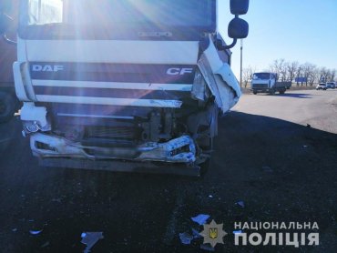 Под Николаевом ВАЗ влетел в грузовик и перевернулся: водитель погиб