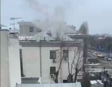 Из посольства России в Киеве валит дым: дипломаты заявили, что все хорошо