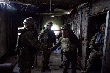 Под обстрелами: Зеленский посетил передовые позиции военных на Донбассе