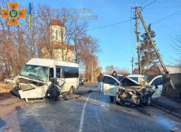 Под Киевом легковушка влетела в маршрутку с пассажирами: семь пострадавших