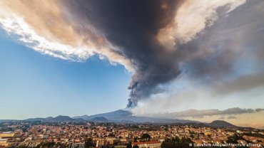 На Сицилии снова извергается вулкан Этна: небо закрыл 12-километровый столб пепла