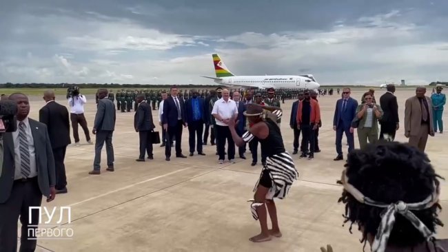 Лукашенко завершил визит в Зимбабве: провожали с танцами и козой. Видео