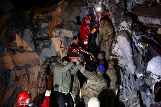 Количество погибших при землетрясении в Турции и Сирии превысило 4300 человек: спасатели ищут выживших