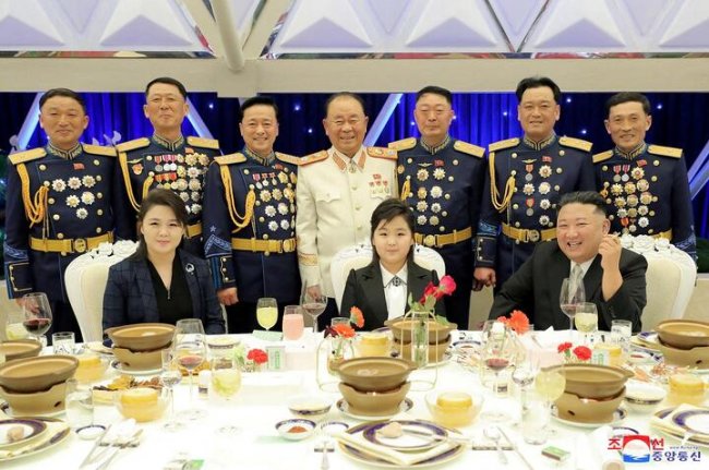 Ким Чен Ын сводил жену и дочь на вечеринку к генералам