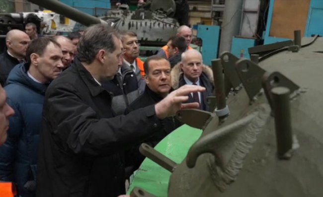 Медведев заявил о планах произвести тысячи танков