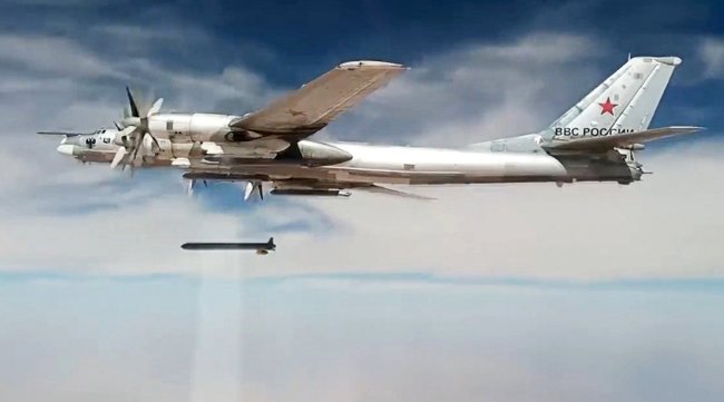 После разведки "Шахедами" россияне подняли в небо стратегическую авиацию: высока угроза ракетных ударов