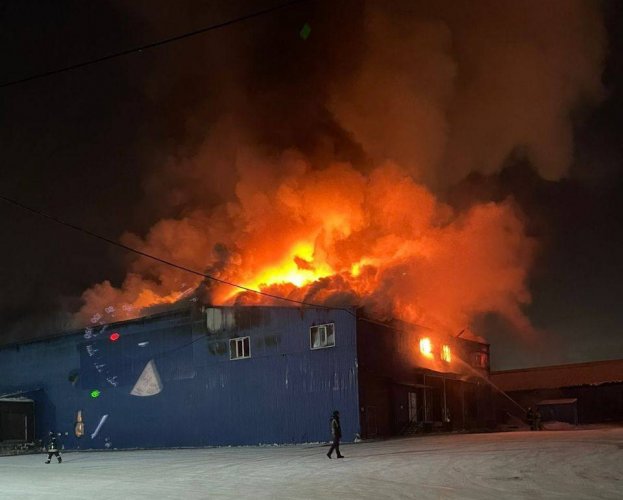 У російському Красноярську розростається масштабна пожежа на тисячі квадратних метрів