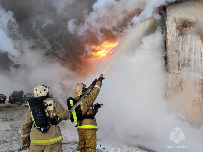 В российском Магадане масштабный пожар: пылает склад и грузовики