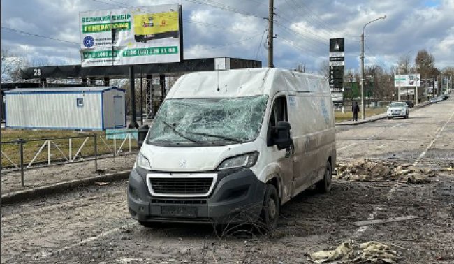 Росіяни вдарили по Хмельницькому: одна з ракет влучила біля зупинки