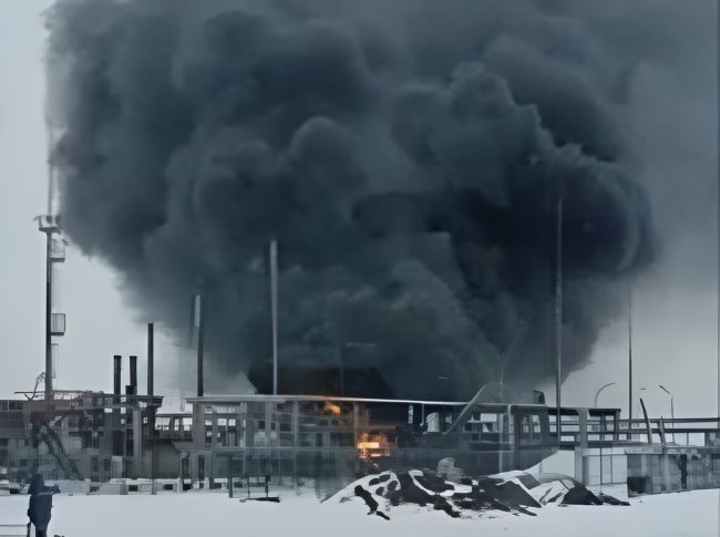 У РФ під Волгоградом весь день палала нафтобаза: вогонь не могли збити 8 годин