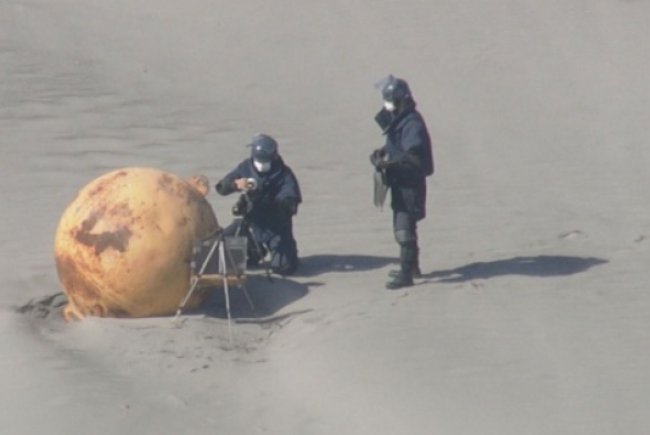 В Японии на пляже обнаружили загадочный металлический шар