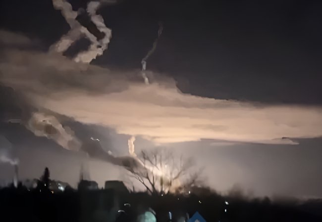 Вночі на окупованому Донбасі лунали вибухи: з ранку до Росії вишикувались черги авто