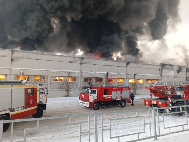 В российском Красноярске огромный пожар на складах: над городом столб черного дыма