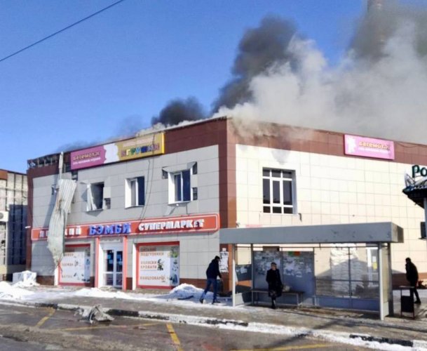У Бєлгородській області після обстрілу горить торговий центр