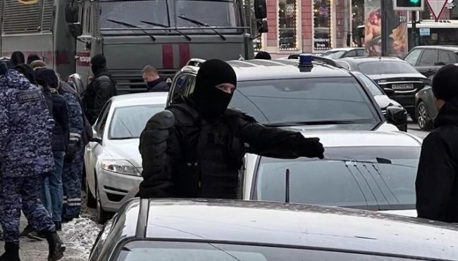 В центре Санкт-Петербурга мужчина с коктейлями Молотова подстрелил омоновца. Видео