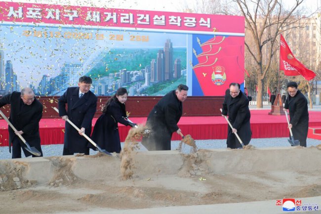 Кім Чен Ин з дочкою та лопатою відкрив нову вулицю у Пхеньяні