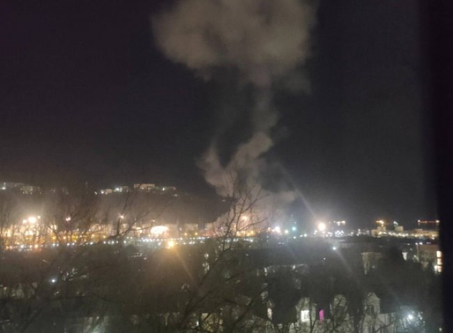 У російському Туапсе вночі спалахнула нафтобаза: люди говорять про вибухи