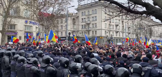 В Кишиневе начались столкновения между пророссийскими протестующими и полицией