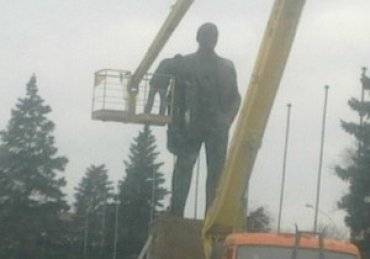 В родном городе Януковича осквернили памятник Ленину