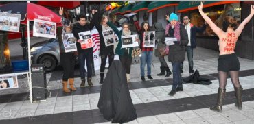 В Стокгольме иранские коммунистки разделись, протестуя против ношения хиджаба