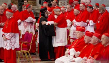 Сегодня кардиналы в Ватикане могут определиться с датой проведения выборов
