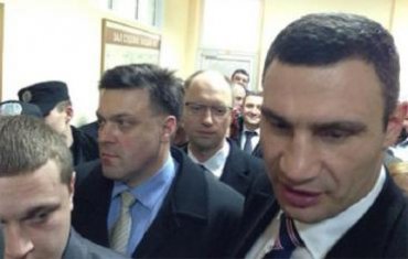Оппозиция штурмует суд по делу Власенко