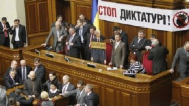 Оппозиция продолжает блокировать Раду из-за Власенко