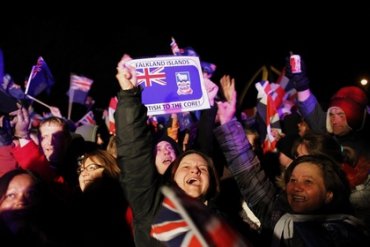 Жители Фолклендских островов проголосовали за то, чтобы остаться британцами