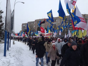 В заснеженном Ужгороде начался марш «Вставай, Украина!»