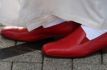 Папа Франциск не носит красных туфель