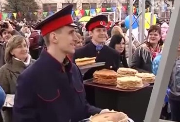 В Луганске на Масленицу выложили рекордную стопку блинов