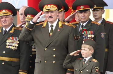 Лукашенко обещает не передавать власть сыну Коле