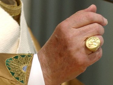 Папа Франциск попросил ювелиров изготовить «перстень рыбака» из серебра, а не золота / vlasti.net