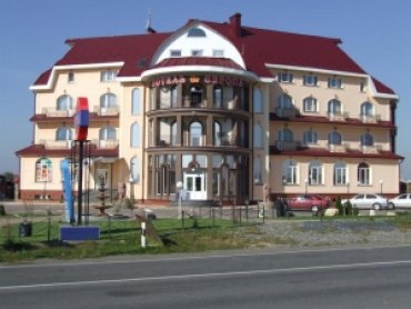 В отеле кума закарпатского прокурора Анатолия Петруни открыто торгуют проститутками
